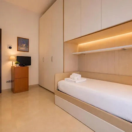 Waterfront Lux •3br •sea View •sauna • By Tilo * جنوة
