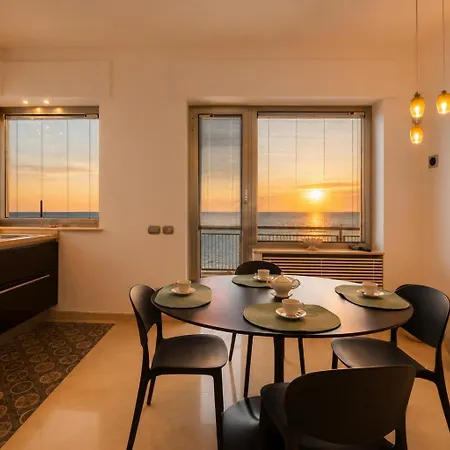 Waterfront Lux •3br •sea View •sauna • By Tilo شقة جنوة